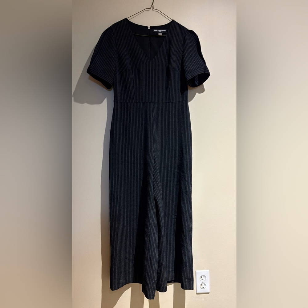 Karl Lagerfeld V-Neck Cold Shoulder Jumpsuit Wide Leg Size 8 Black White